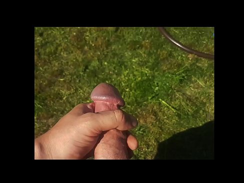 ❤️ Vroča lepotica dobi svojo rožnato pičko, ki jo jebe, in se zraven cmeri s curkom na poletnem vrtu ❤️❌ Sex video na sl.milf300com.ru